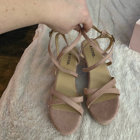 Brand New in Box Wedges Sz 9 - Picture 2 of 3